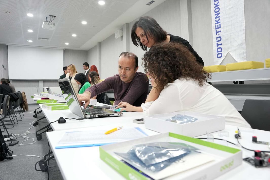 CokluOmer's tweet photo. ETKİM çalışmalarımızın kısa özeti… 

Eğitim teknolojileri firmaları ile ekosistem oluşturma , atölye çalışmaları ETKİM’de devam ediyor 

#eğitimdeetkimvar #etkim 
@AtikerYazilim
@CelileErenOKTEN 
@mebyegitek 

ETKİM’ i takip için linkedin 👇👇
https://t.co/mfmBCY4g44 https://t.co/eSp0NlT2w8