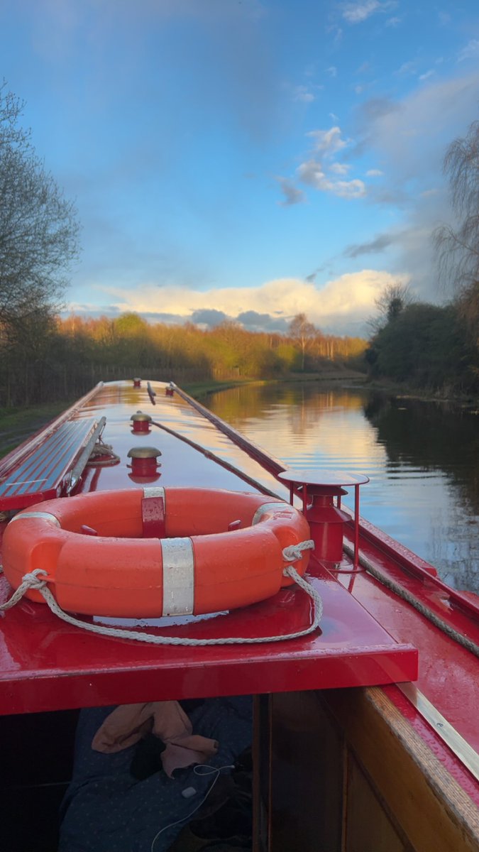 ryanlee_98's tweet photo. A few days away from work this week. My latest adventure in life will involve converting this lovely narrowboat to be lived about. https://t.co/AhbbJzwacC