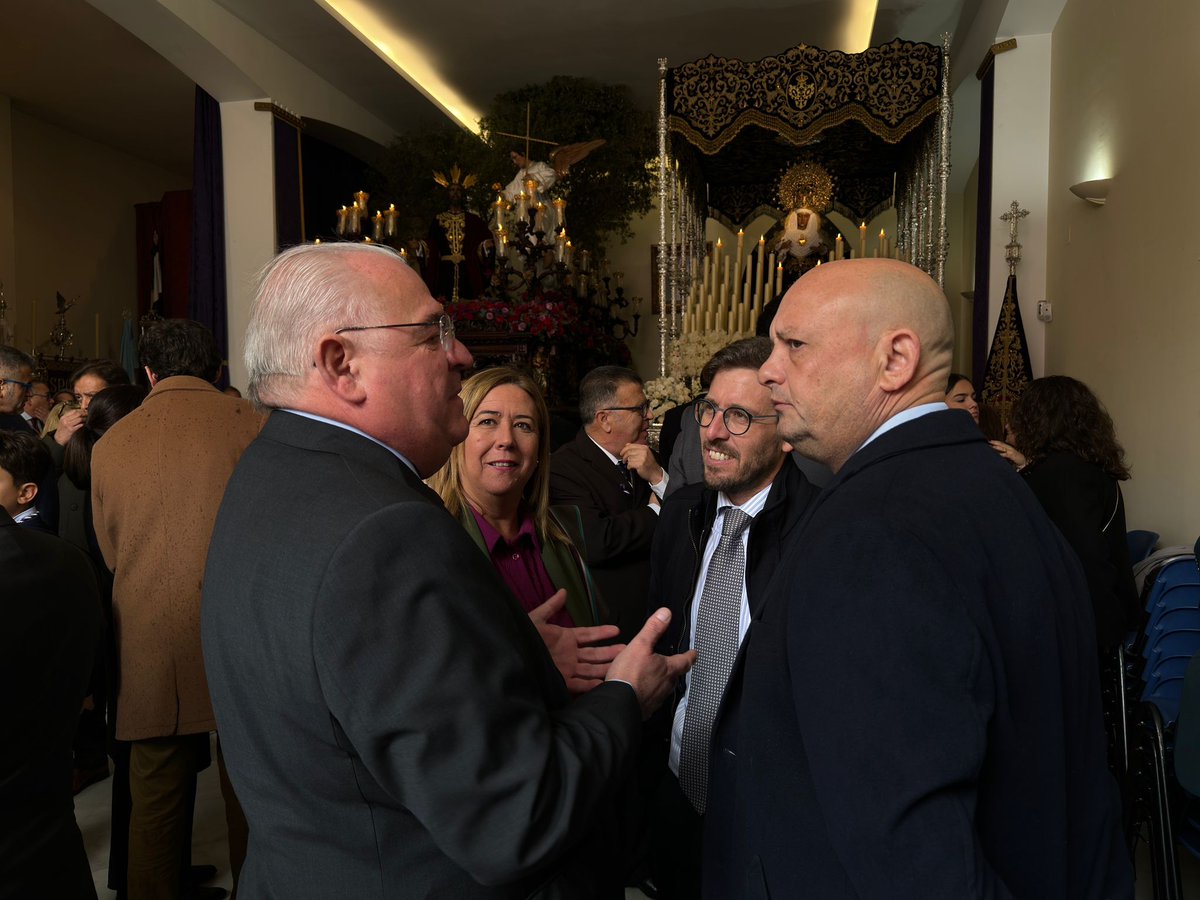 La Semana Santa de nuestra provincia tiene un enorme valor espiritual, cultural y artístico. Esta mañana he visitado la Hermandad @OracionHuertoDH de Dos Hermanas junto a su alcalde @pacorodriguezdh y el Consejo de Hermandades de la ciudad