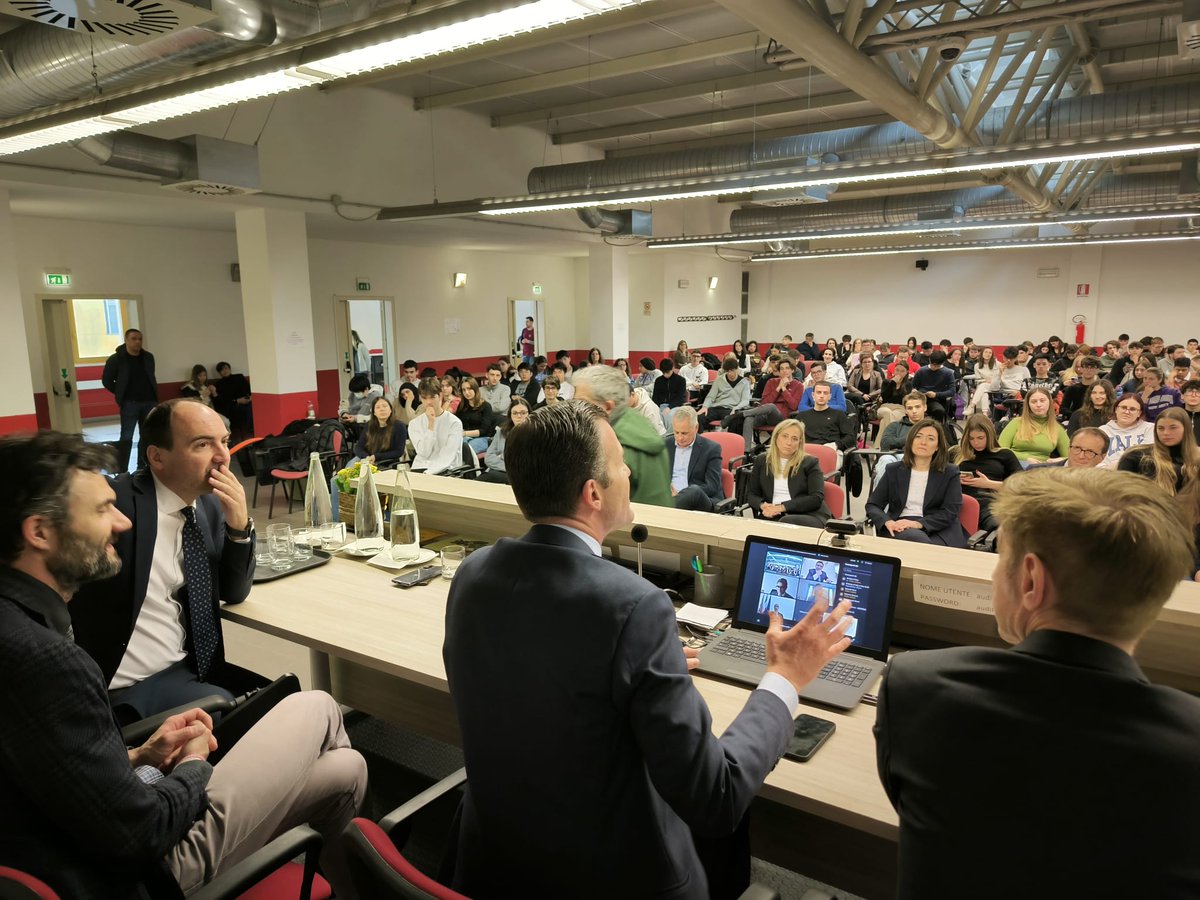 ItalyMFA's tweet photo. Il Sds @GiorgioSilli ha incontrato gli studenti, le autorità locali e i diplomatici originari della città di #Prato per un confronto sulle principali attività della #Farnesina, sulle priorità della politica estera italiana e sulle prospettive di carriera diplomatica per i giovani https://t.co/XfYw5SYF7z