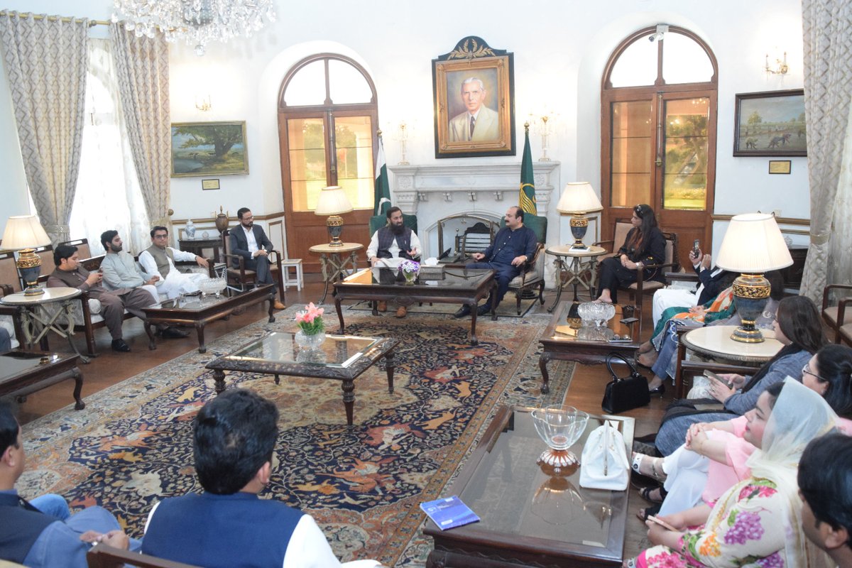 Team Research & Policy planning unit with the Governor of Punjab - Muhammad Baligh Ur Rehman and Rana Mashhood Ahmad Khan at the Governor’s House, Lahore, Punjab.
 
@MBalighurRehman @ranamashhood 

@HorizonEdition  #horizonmagazine  #governorpunjab  #research