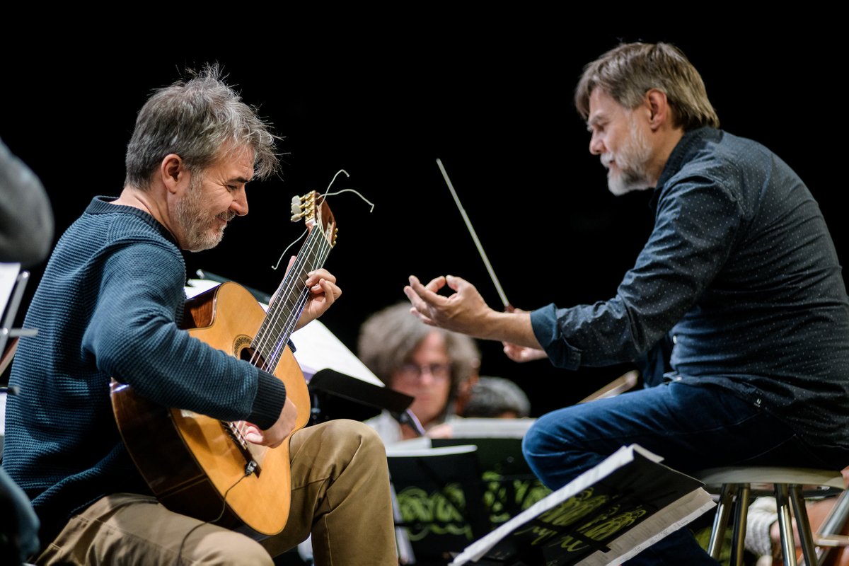 Bending. @hachecosta @fundacioonca Foto © Àlex Tena #guitarra #Concert #bending #concerto #Andorra #rafaelserrallet