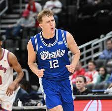 mahonsports's tweet image. Revelation of @Tucker_DeVries @DrakeBulldogsMB undergoing shoulder surgery Tuesday only stresses the pain he endured throughout entire year especially during final 6 minutes of #NCAATournament game vs. Washington State.That's why earning #LarryBirdMVCPlayerofYear was so special.