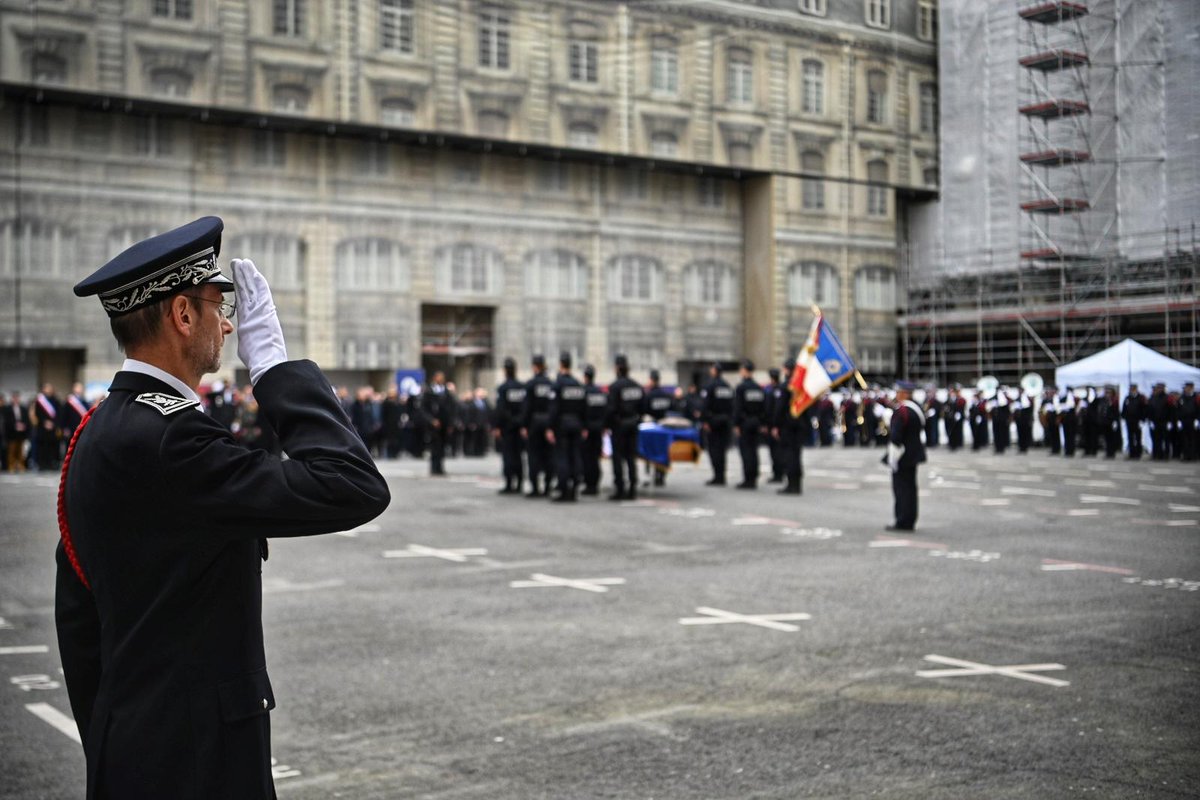 prefpolice's tweet photo. Le Ministre de l’Intérieur et des Outre-mer @GDarmanin, le préfet de Police @NunezLaurent, le 
directeur général de la @PoliceNationale et les agents de la @prefpolice, ont rendu un dernier hommage au capitaine Bruno DELHUMEAU de la brigade anticriminalité du 13ème arrondissement, victime du devoir et décédé dans l'exercice de ses fonctions jeudi 21 mars.

Il ne sera pas oublié.