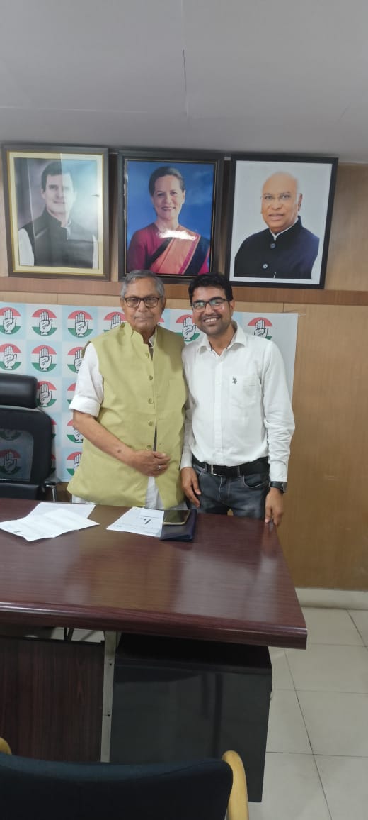Tarique_anwa's tweet photo. आज दिल्ली स्थित कांग्रेस मुख्यालय आया बिहार प्रभारी मोहन प्रकाश जी से सुखद मुलाकात हुई। एवं बिहार के राजनीतिक मुद्दों पर चर्चा हुई  महोदय अपेक्षा से ज्यादा हम लोगों की बात सुनी उनसे मिलने पर अनुभूति हुई बिहार के एक नए और उज्जवल भविष्य के लिए हम लोग नई ऊर्जा के साथ काम करेंगे। https://t.co/ZnoCiBOme4