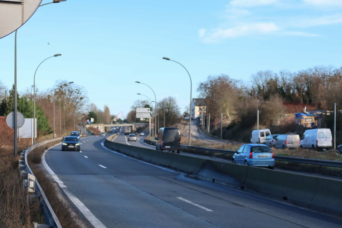 Livry-Gargan : le maire ferme l’allée de l’Est pour endiguer le développement d’un bidonville vers Vaujours ➡️ l.leparisien.fr/PoyY