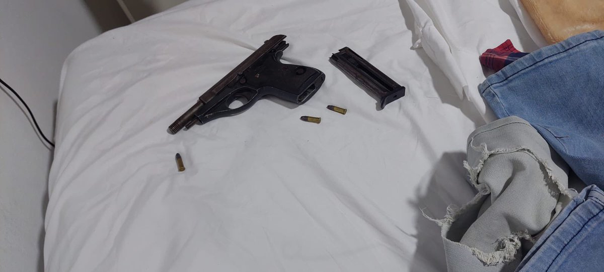 MauroYasprizza's tweet photo. 🚨"Desarticulan red criminal detrás de amenazas a Ángel Di María: Detenido con drogas y armas"
La Policía Federal y Provincial desmantelan operación clandestina tras amenazas al futbolista. Detenido principal sospechoso con cocaína y armamento en Rosario. https://t.co/qfYEA6lCGg