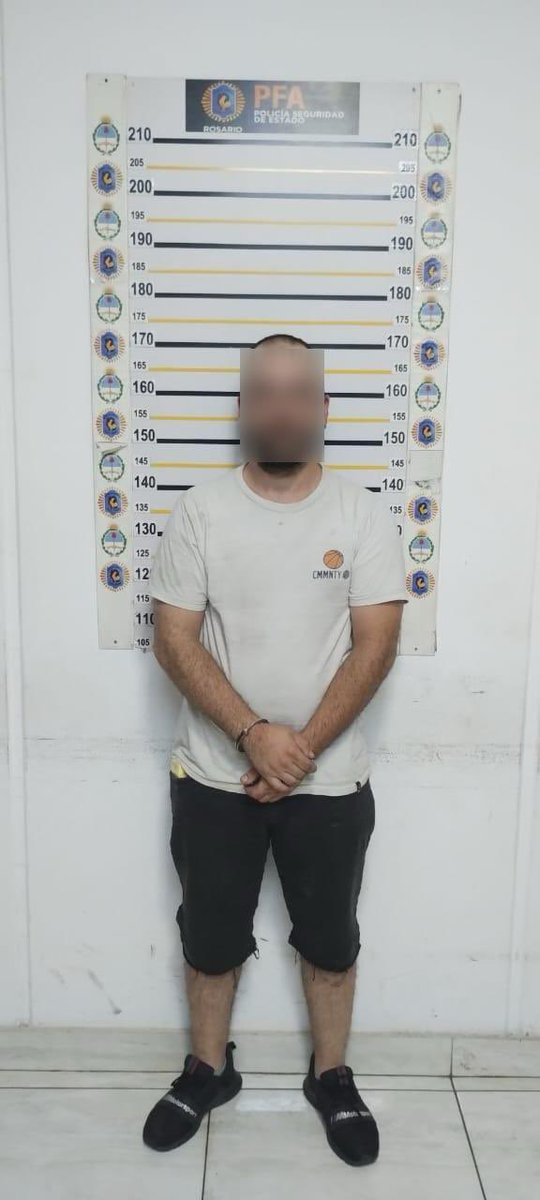 MauroYasprizza's tweet photo. 🚨"Desarticulan red criminal detrás de amenazas a Ángel Di María: Detenido con drogas y armas"
La Policía Federal y Provincial desmantelan operación clandestina tras amenazas al futbolista. Detenido principal sospechoso con cocaína y armamento en Rosario. https://t.co/qfYEA6lCGg