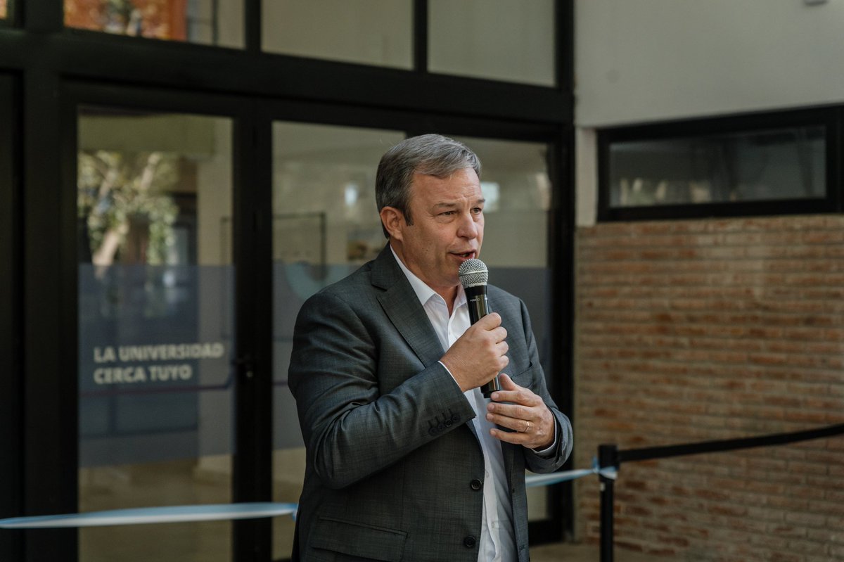unaboficial's tweet photo. 👉 El lunes se realizó el corte de cintas de nuestro primer edificio de aulas.

🗣️El acto estuvo encabezado por el rector @pmdomenichini, el intendente @CascallaresPJ y el vicerrector @facundonejamkis .

🎊¡Así quedaron oficialmente abiertas las puertas del Campus! https://t.co/D4S9ZL5mwI