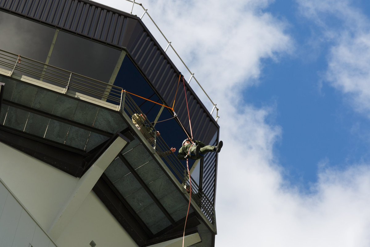 [Entrainement] Un instructeur de l’EP de la BA 709 a organisé une séance de descente en rappel ou, de manière plus technique, de franchissement vertical, depuis la tour de contrôle de la base. L’occasion pour les militaires du site de s’aguerrir lors de cette activité commando.