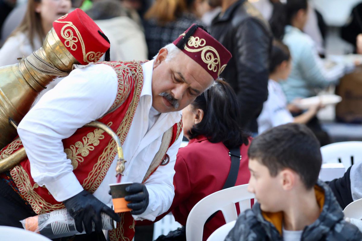 Ramazan ayının birliktelik ve kardeşlik ruhunu Buca'da yaşatmaya devam ediyoruz. Forbes Sevgi Yolu’nda kurduğumuz iftar soframızda komşularımızla birlikteydik. Dualarımız kabul, sofralarımız bereketli olsun…