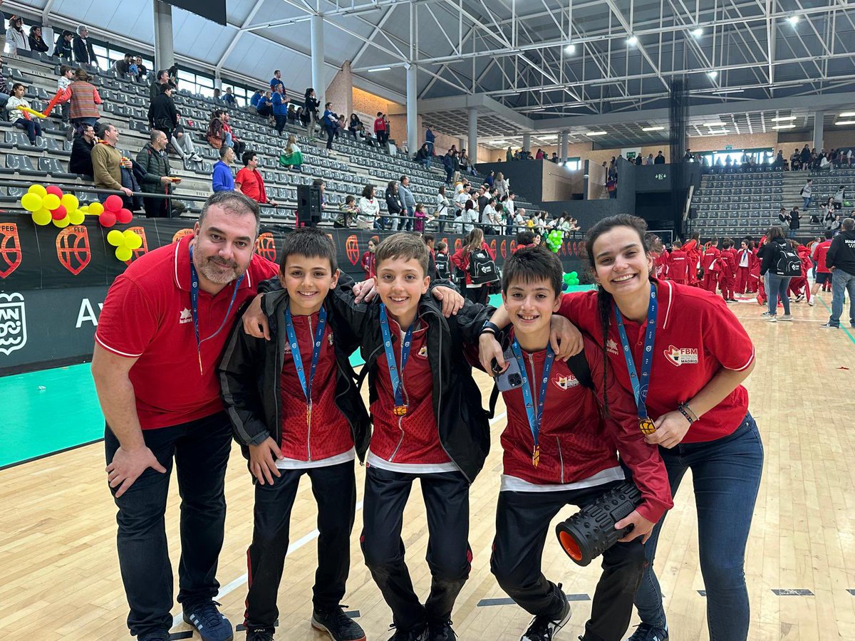 CINCO BRONCES SE VIENEN A PEZ VOLADOR | Nuestros cinco representantes en el Campeonato de España de Minibasket logran la medalla de bronce. Enhorabuena Miguel, Samu, Manu, Fer, Edurne y a toda la expedición de la @FBMadrid !!