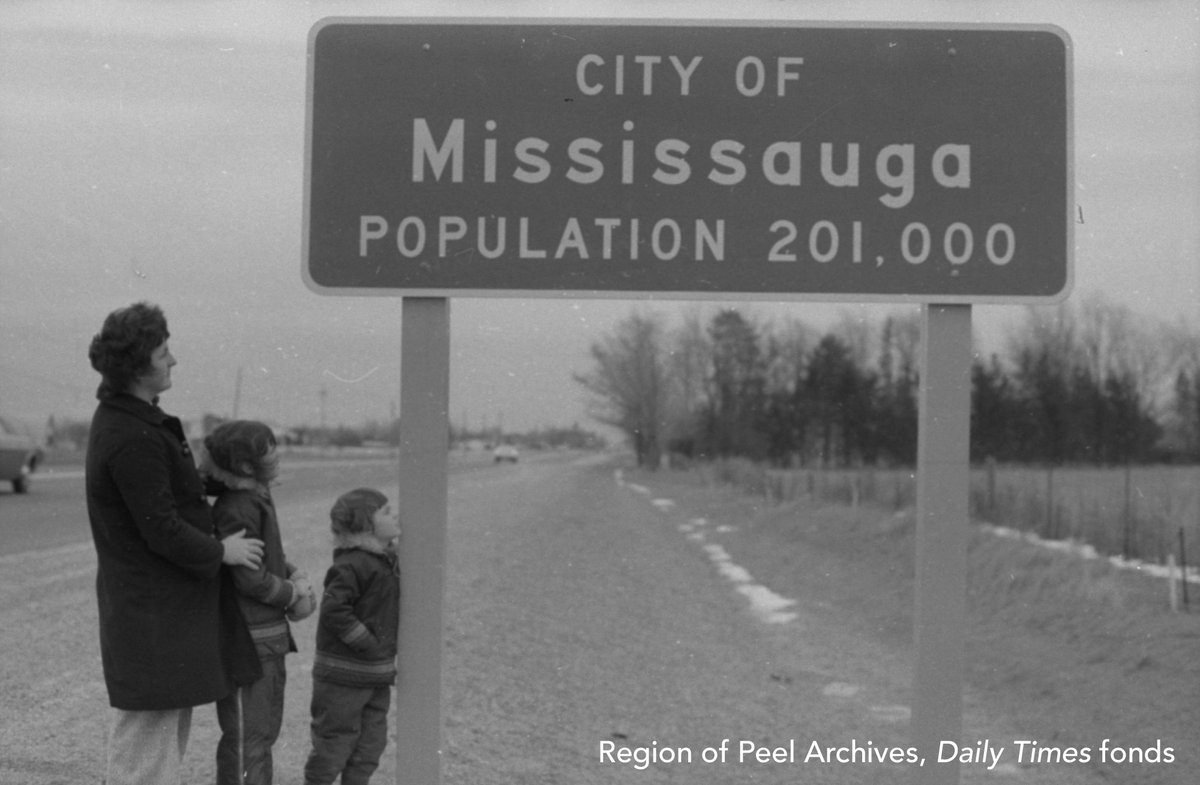 The Province installed this sign on Hurontario Street, at #Brampton's northern border, #OnThisDay 1974. The Daily Times remarked that '#Mississauga's growth rate breathtaking.'
#BramptonChapter50 #Mississauga50
