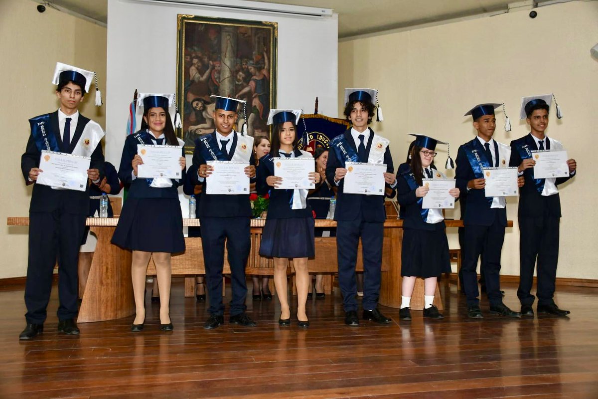 EducacionZ4_Ec's tweet photo. [PORTOVIEJO] Con alegría, 99 estudiantes de la Unidad Educativa Bruno Sánchez recibieron su título como nuevos bachilleres de la República, en la especialidad de Ciencias y Técnicos en Informática.

¡#ElNuevoEcuador se construye con educación! https://t.co/BsWCsP4o9c