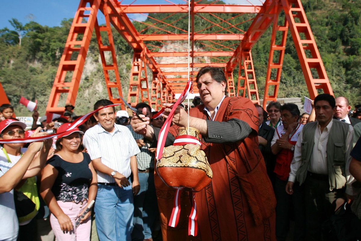 Cuando el Perú avanzaba, crecía el empleo y la obra pública, a la par que se reducía la pobreza, la anemia infantil y el analfabetismo. Foto: El Presidente Alan García en el Puente Raither (2008)