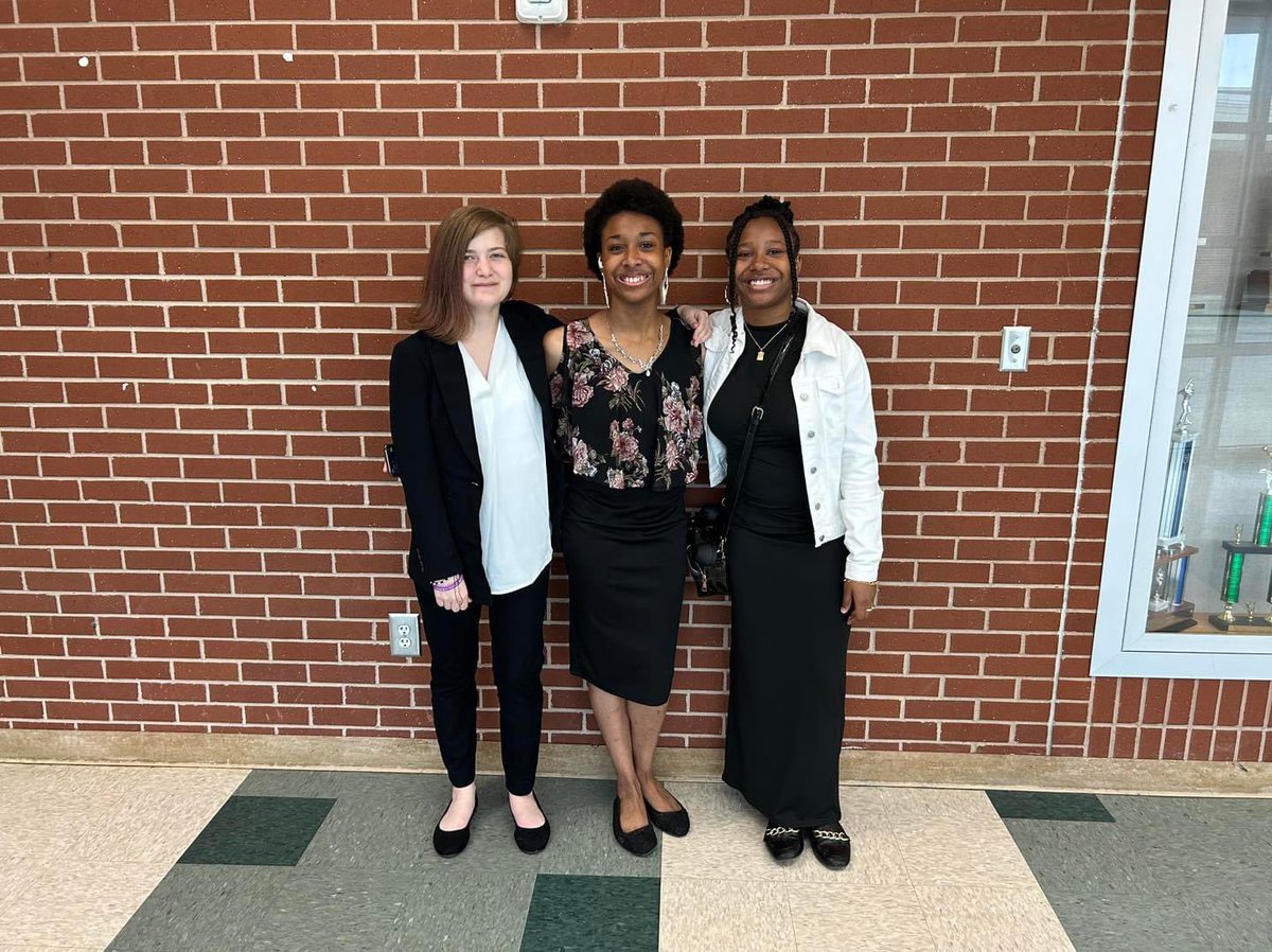 Trizariah Freeman, a senior student ambassador at @wfhscastle, put together an Entrepreneur Speak Out this morning where local business owners came to share insight with our Knights! #SCCPSSProud #StudentLeader @BballoliverBBO @SharondaMurrell @PrincipalDLB @sdenisewatts