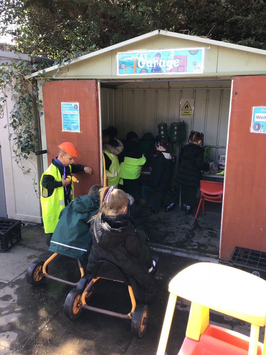 In Reception we have been very busy fixing, washing and painting our cars and bikes in our outdoor role play garage! The imaginative language we have been using is impressing our teachers 🚘🛵 #EYFS #OutdoorProvision