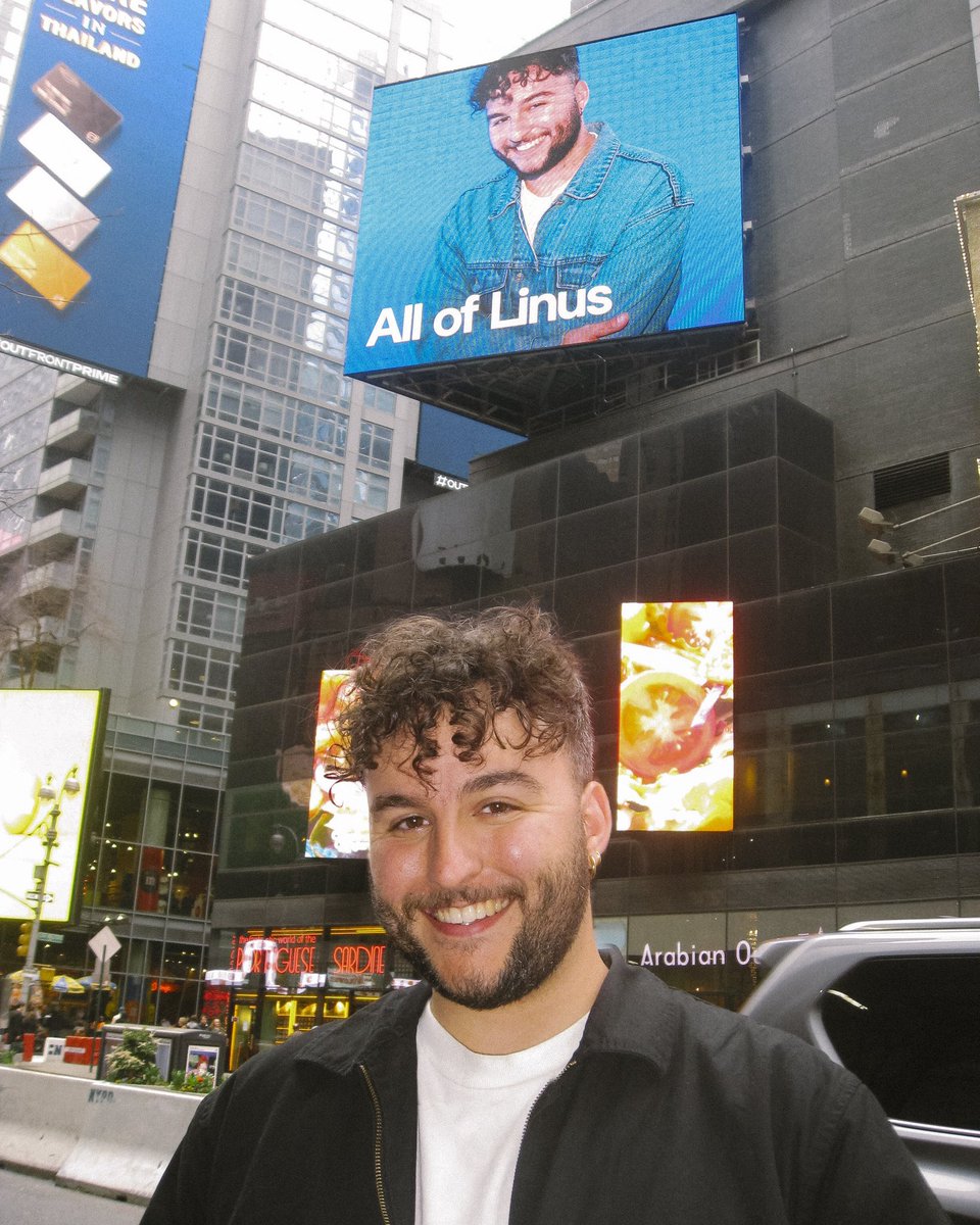 linusnhiscamera's tweet image. IM ON A BILLBOARD IN TIMES SQUARE! 
thank you so much @Linktree_