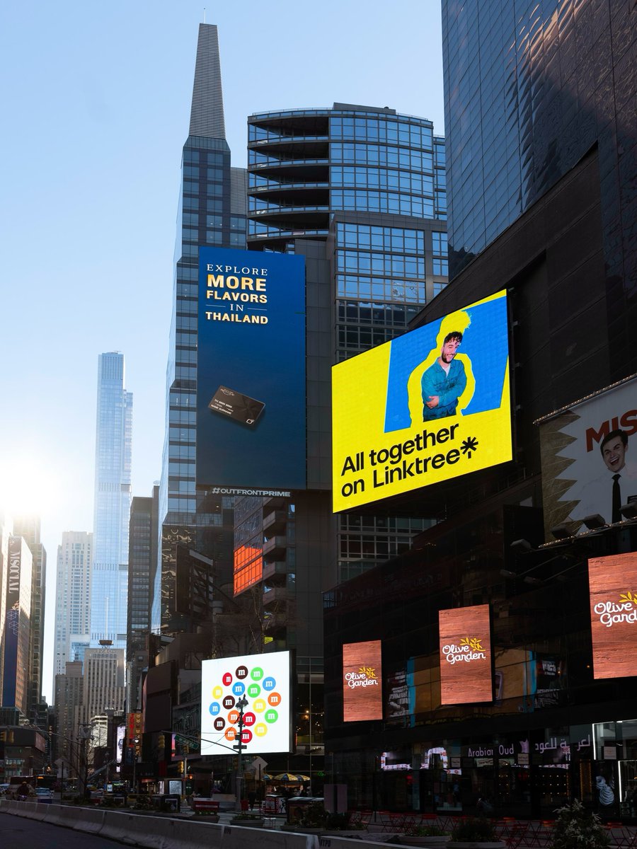 linusnhiscamera's tweet image. IM ON A BILLBOARD IN TIMES SQUARE! 
thank you so much @Linktree_