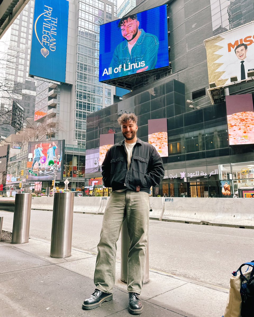 linusnhiscamera's tweet image. IM ON A BILLBOARD IN TIMES SQUARE! 
thank you so much @Linktree_