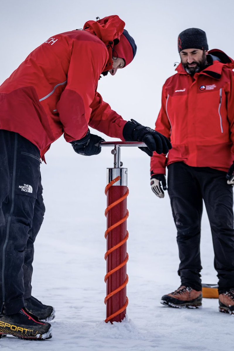 En Marzo nuestros investigadores se unieron al team liderado por Ricardo Jana, investigador del @inach_gob, en la extracción de “testigos” de Hielo en el domo del glaciar Collins x.com/Antarcticacl/s…