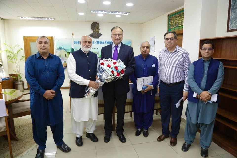 Visited @PlanComPakistan, to congratulate @betterpakistan on resuming the charge as minister. We believe that the new development projects and special initiatives will set the direction of the country under the leadership of PM @CMShehbaz and his team especially Ahsan Sahb.