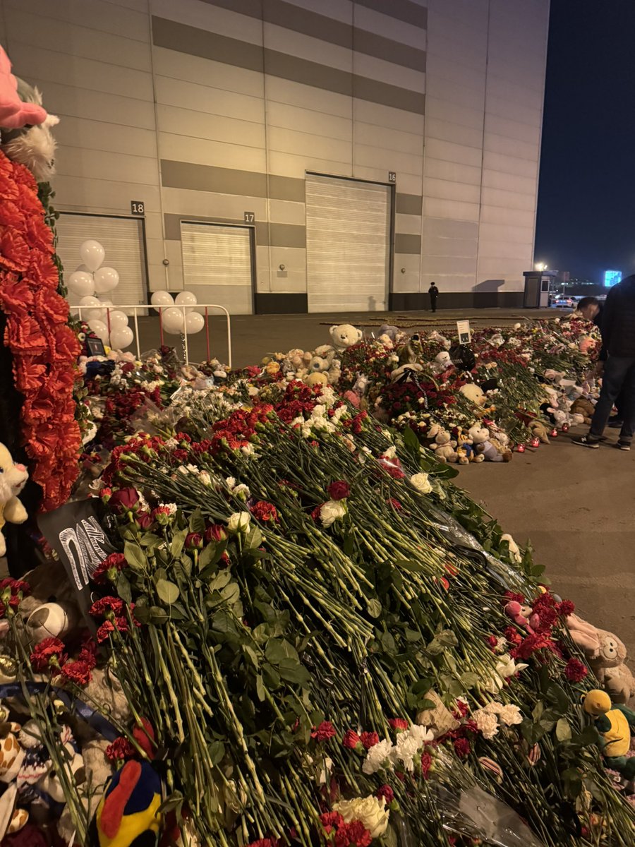 fratria's tweet photo. Порядка 200 представителей актива фанатов «Спартака» почтили память погибших во время теракта в «Крокус Сити Холл» 22 марта.

Помним… https://t.co/sI1w61HfHy