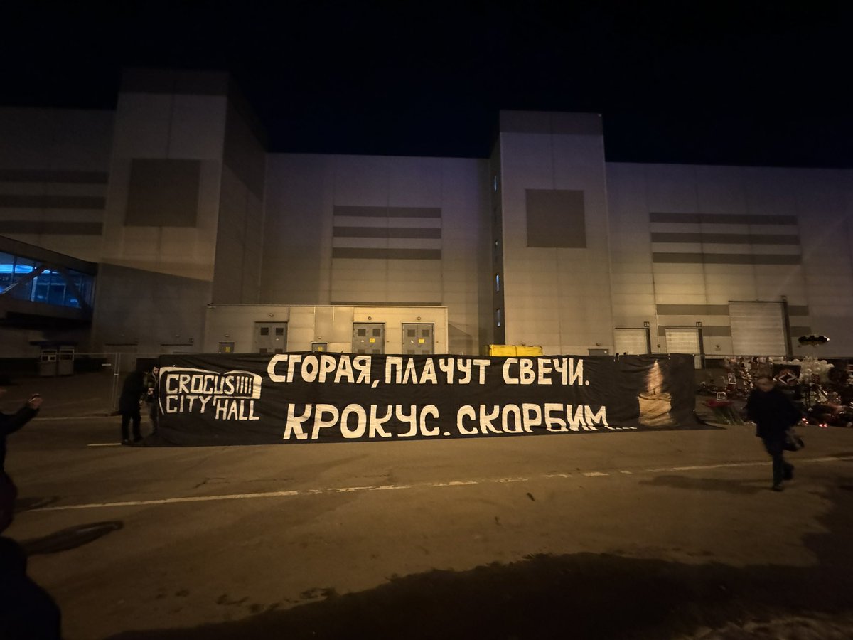 fratria's tweet photo. Порядка 200 представителей актива фанатов «Спартака» почтили память погибших во время теракта в «Крокус Сити Холл» 22 марта.

Помним… https://t.co/sI1w61HfHy