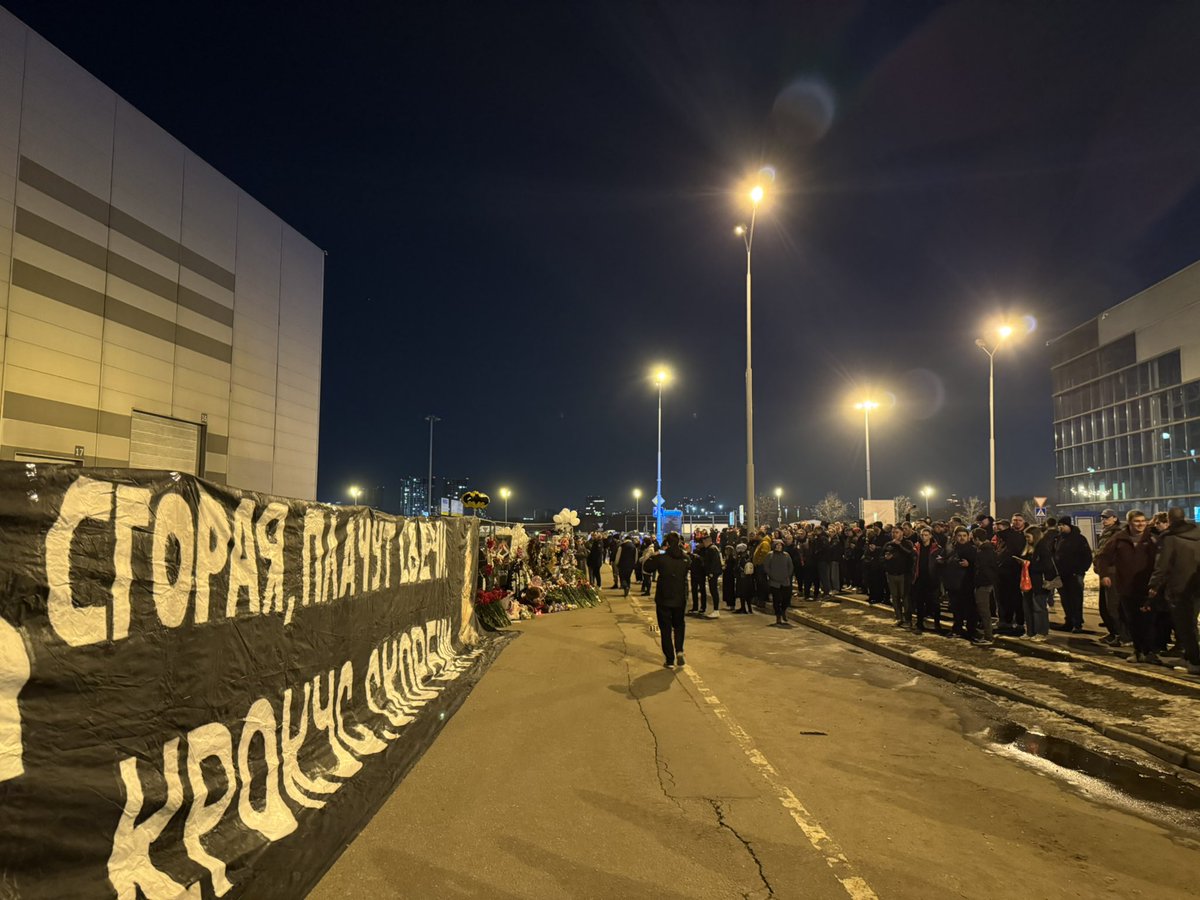 fratria's tweet photo. Порядка 200 представителей актива фанатов «Спартака» почтили память погибших во время теракта в «Крокус Сити Холл» 22 марта.

Помним… https://t.co/sI1w61HfHy