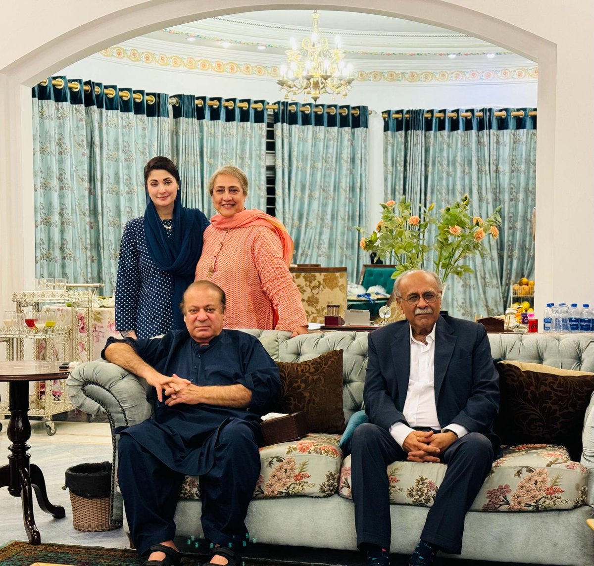 Relaxing! @najamsethi and JM relaxing after Iftar-Dinner in Raiwind with @NawazSharifMNS and CM Punjab @MaryamNSharif. @CMShehbaz @HamidMirPAK @ayazakbar786 @AzazSyed @abdul_aleemkhan @SYahyaHussaini @bhattimajid @Abbasshabbir72 @generalqayyum @saleemkhaliq
