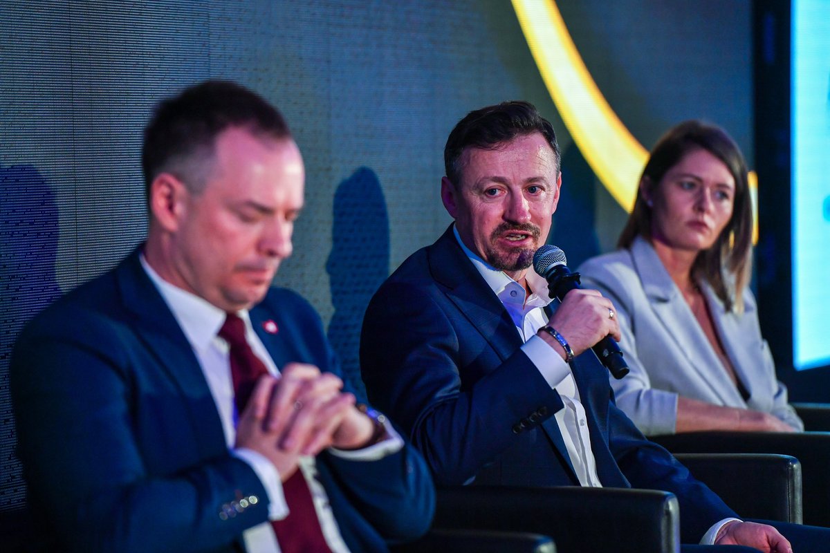 sebaberni's tweet photo. Wczoraj miałem przyjemność być częścią VII Kongresu Sport Biznes Polska dzięki @MPWiKWroclaw #PijKranówkę ! Inspirujące debaty, wybitni prelegenci, legendy sportu, i świetny networking. Dzięki za niesamowite doświadczenie! 🔝💚🤍❤️ #SportBiznesPolska #Networking #MPWiK https://t.co/P3CLYO683r