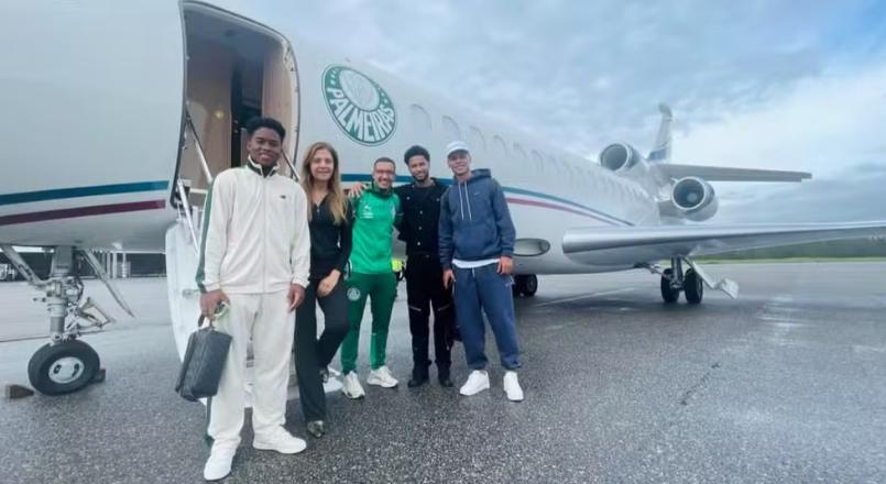 willgraveto's tweet photo. Olha que bondade.Leila oferece o jatinho para trazer os jogadores do #Palmeiras. Quanto custa esta "bondade"? Manter o patrocinio congelado por varios anos em R$81MM. Se comparado aos R$240MM do Flamengo, ela economiza R$159MM. Da para pagar muitas viagens de jatinho. Esperta né. https://t.co/BhwvmZU86i
