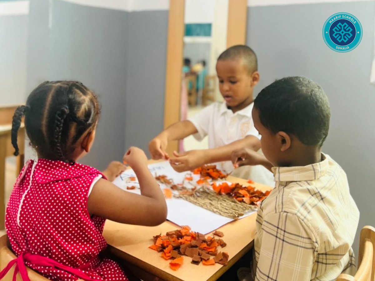 tmfsomalia's tweet photo. 🇹🇷 Benadir Kampüsü Anaokulumuzda öğrencilerimiz çeşitli etkinlikler yaparak farklı dillerde mevsimleri ve hava durumunu öğrendiler.
#Turkish #Maarif #Foundation #school #Türkiye #Somali #Somalia #Mogadishu #Soomaaliya #Muqdisho #KM4 #Benaadir #kindergarten #dugsi #dugsiga https://t.co/cXRNTFjU3m