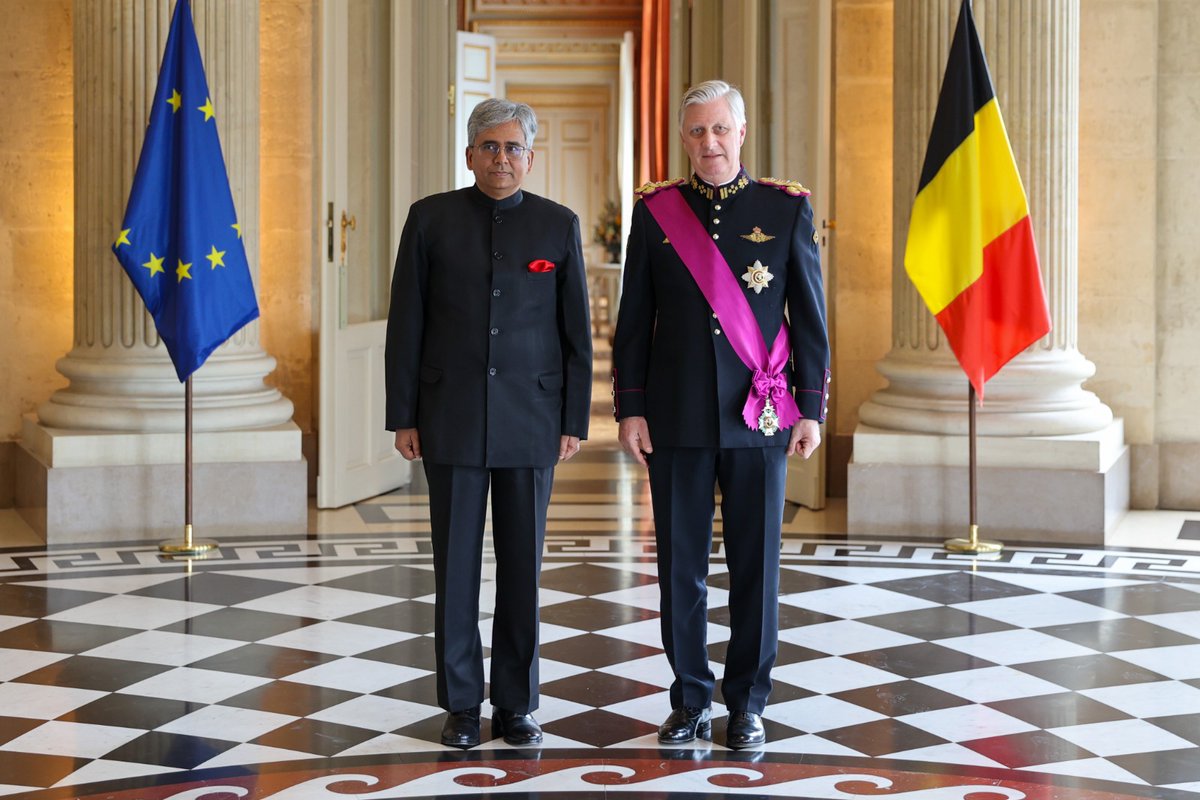 Ambassador @AmbSaurabhKumar presented his credentials to His Majesty King Philippe, King of the Belgians, at a ceremony at the Castle of Laeken. Amb conveyed warm greetings of the Indian leadership to the King, and his commitment to further strengthen the cordial bilateral ties.