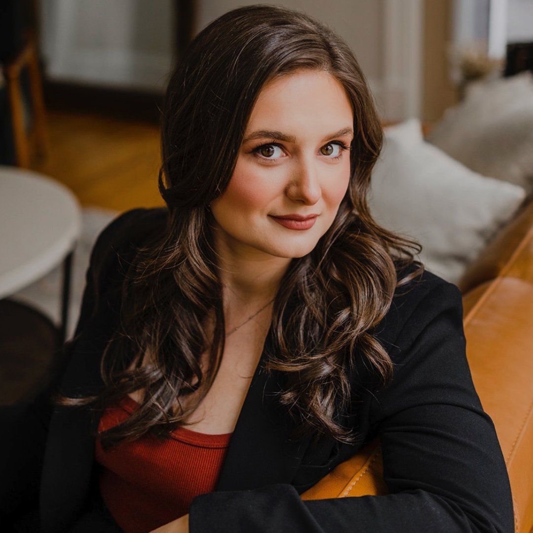 Big congrats to @CreativeTMU alumna @eloracookauthor on her book deal with Little, Brown Books for Young Readers & Hachette Children's Group! Her debut YA novel, 'In the Company of Killers.' Stay tuned for its 2025 release! #TheCreativeSchool