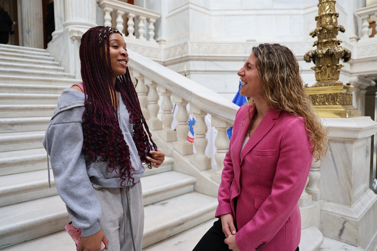 Earlier today, @repkazarian hosted a group of students from @EProvhighschool at the State House. The students participated in a mock legislative session, led by Rep. Kazarian, where they debated different bills, including whether the drinking age should be lowered to 18.…