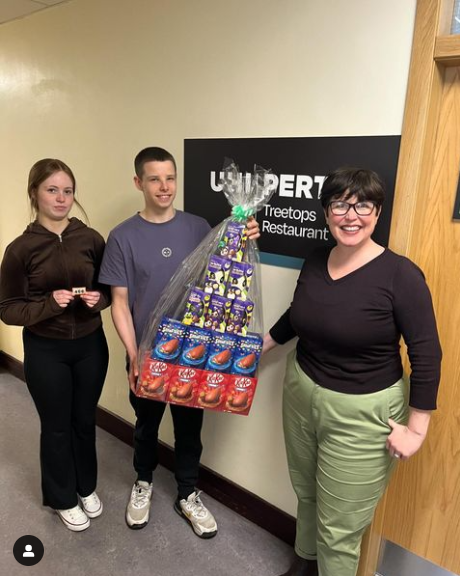 UHIPerth_'s tweet image. 1/2
#StudentProject 🥚 Health and Social Care Lecturer, Adele MacDonald was the lucky winner of the #Easter Egg Hamper that the Level 5 Hospitality students have been promoting as part of their Entrepreneurial Skills unit 🐣

Adele was delighted to win this chocolate bundle! 🤩