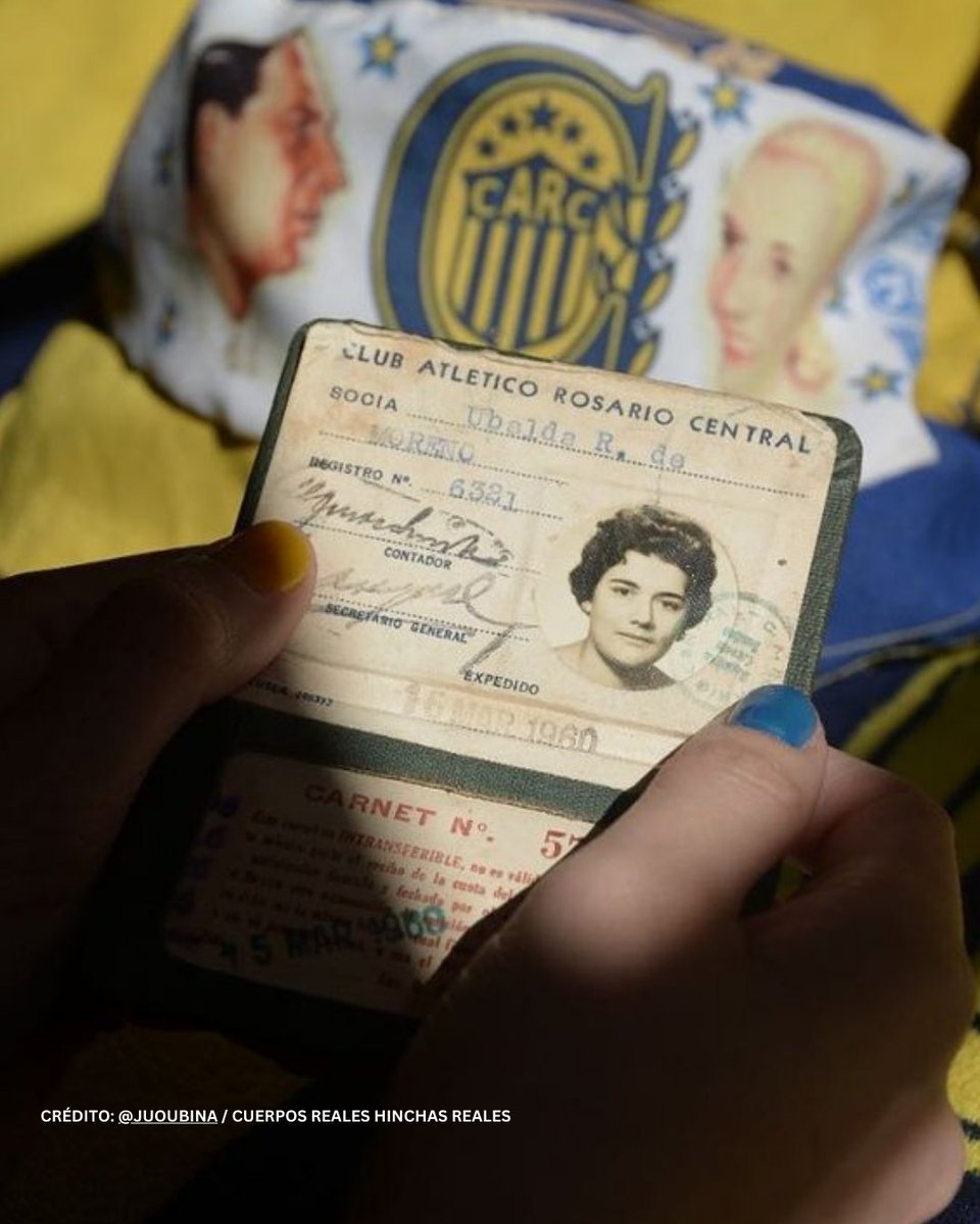PELEJA's tweet photo. O projeto "Cuerpas Reales Hinchas Reales" é um coletivo de fotógrafas latino-americanas composto por mulheres de mais de dez países diferentes.

Seu principal objetivo é desafiar os estereótipos de gênero no futebol, destacando a presença feminina na cultura do esporte.

O grupo, fundado em 2020 pela Erica Voget, conta com mais de 90 integrantes e já participou de exposições por diversos países.