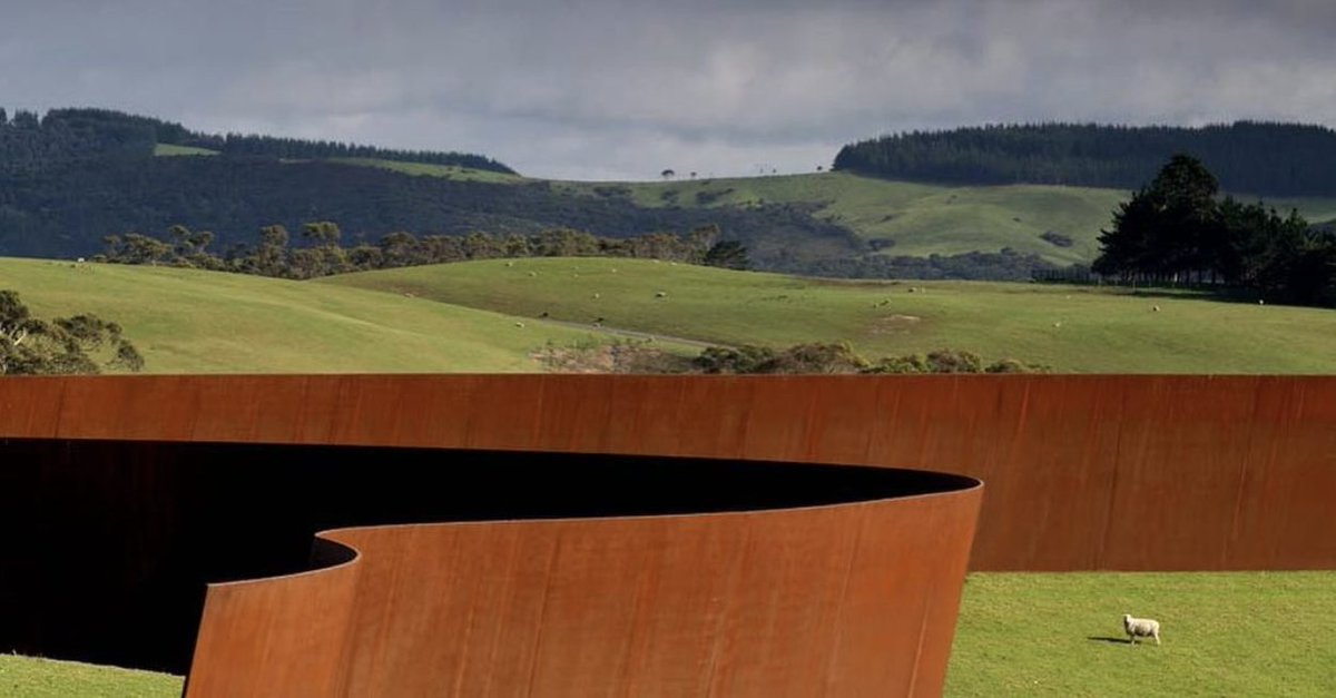 RIP #RichardSerra. A pioneering artist known for his site-specific works, Serra used the environment as part of his practice, creating large installations that emphasized the relationships between the space, the viewer, &amp; the work itself.

'Te Tuhirangi Contour', 1999-2001