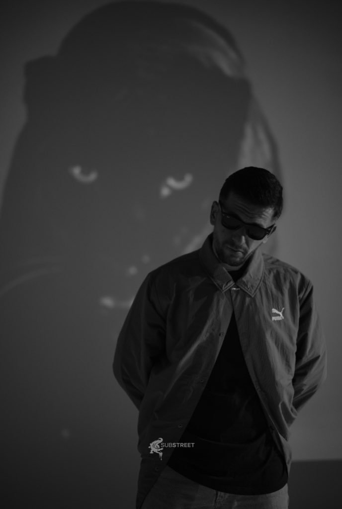 substreetco's tweet photo. Allame, "Ölüm" adlı dev albümüyle geri dönüyor! 🐊

 30 şarkıdan oluşan albümün her parçasının beat, mix ve mastering işlemlerinde imzası bulunan Allame, “Zindan” ve “Silah şarkılarında Berkay Dal ile birlikte çalışıyor. 

 Allame, Şehinşah ile albüme bir şarkı hazırladıklarını Aralık ayında “Zımba gibi iki şarkı hazır. Birini depremzedeler için; diğerini benim Türkçe rap tarihinin gelmiş geçmiş en stil, en baba, en süper, mükemmel albümü için kaydettik.” sözleriyle duyurmuştu. 

Şehinşah featinin yanı sıra albümde açıklanmamış 2 sürpriz şarkının bulunması da heyecanları artırıyor. 

“Ölüm” albümünden beklentileriniz neler? Sizce Allame'ye albümde hangi sanatçılar eşlik edecek?
