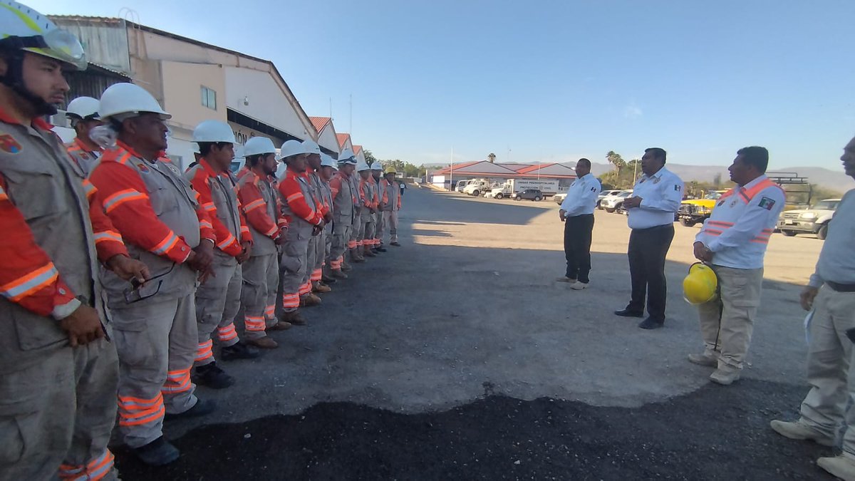 DiarioChiapas's tweet photo. 🔵 #Metrópolis | Sesionó el Comité Estatal de Emergencias para reforzar las acciones de combate de incendios que se han registrado en las últimas horas. 

Se informó que se tienen cuado incendios relevantes en la región Metropolitana: uno en el cerro Mactumatzá en Tuxtla Gutiérrez, uno en San Fernando y dos en Suchiapa.

Se acuerda establecer el Sistema de Comando de Incidentes y activar traslado de personal combatiente con via aérea con helicópteros de Protección Civil Chiapas. 

En este contexto, el secretario de Protección Civil, Luis Manuel García Moreno informó que se refuerza la coordinación interinstitucional a través de la mesa estatal de seguridad, con el respaldo del gobernador Rutilio Escandón Cadenas. | #DiariodeChiapas

📲https://t.co/EfIqMFYND3
