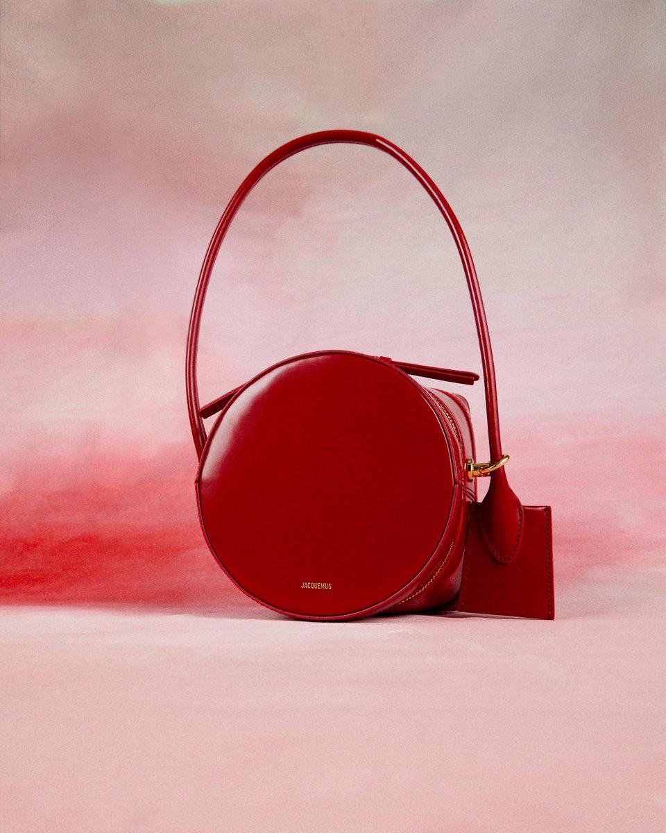 A work of art. Debuting at Jacquemus' SS24 Les Sculptures show, the new-in Le Vanito bag is a leather craft of its own. spr.ly/6014kFxZo