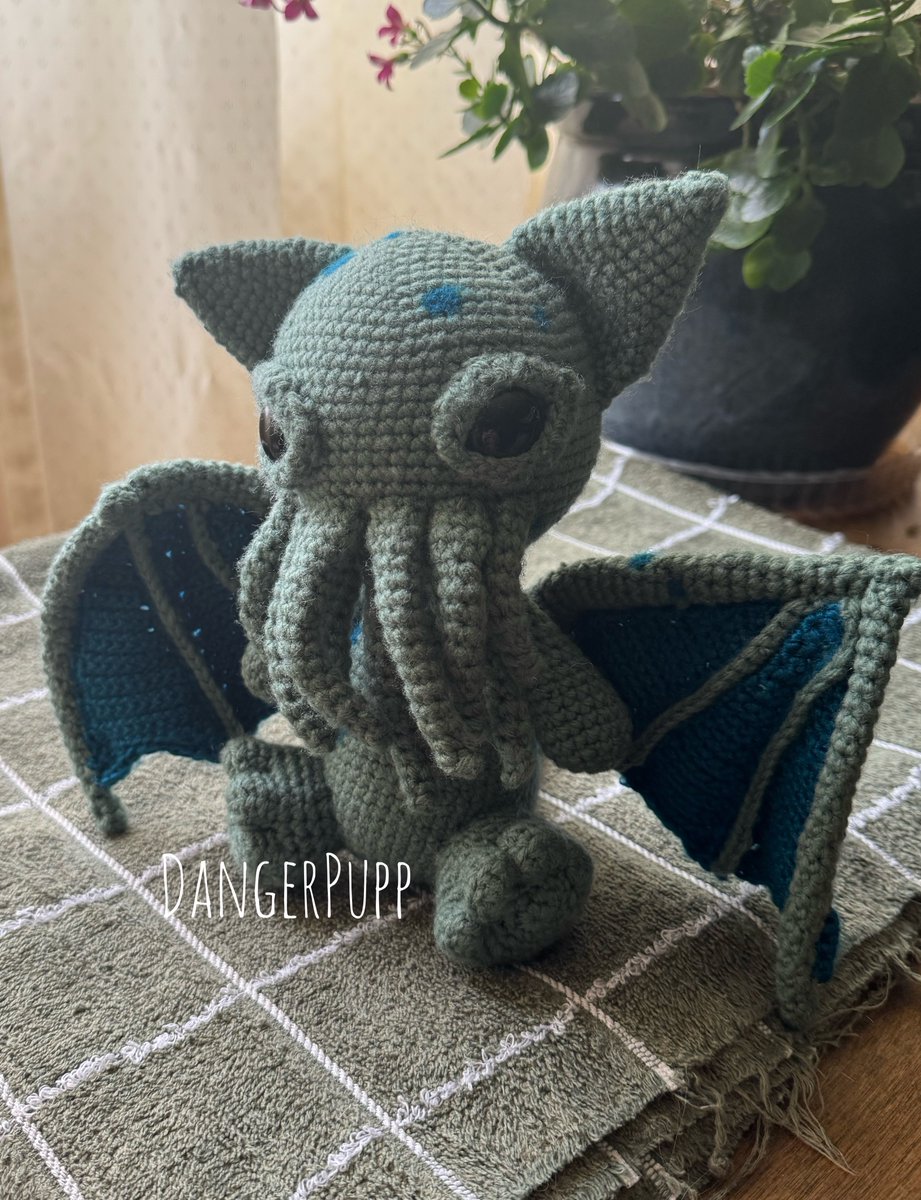 danger_pupp's tweet photo. Is a Wednesday complete without some sort of cute eldritch horror? Cat-thulu!

Pattern: Tanflowconcrochet 

#crochet #smallbusiness #dangerpupp #fiberart #amigurumi #cthulu #eldritch https://t.co/FNx4u5wmvv