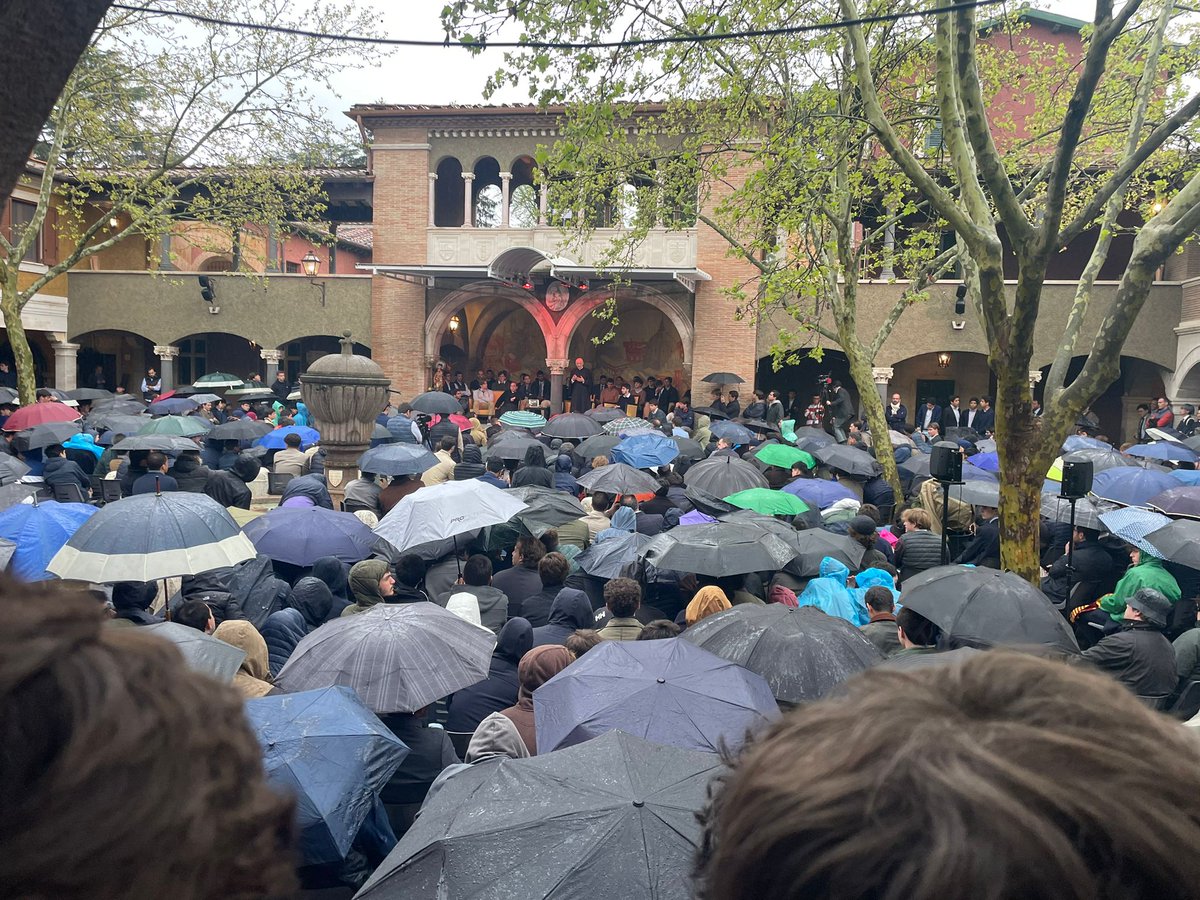 cmmendaur's tweet photo. 🌧El día de hoy por #Roma está siendo muy pasado por agua.

🇻🇦Por la mañana, hemo estado en la audiencia del Papa.

✝️Hoy hemos tenido una tertulia con El Padre en la que se ha hablado sobre varios temas como la fortaleza, el optimismo y la misa. https://t.co/FU1A50YOfk