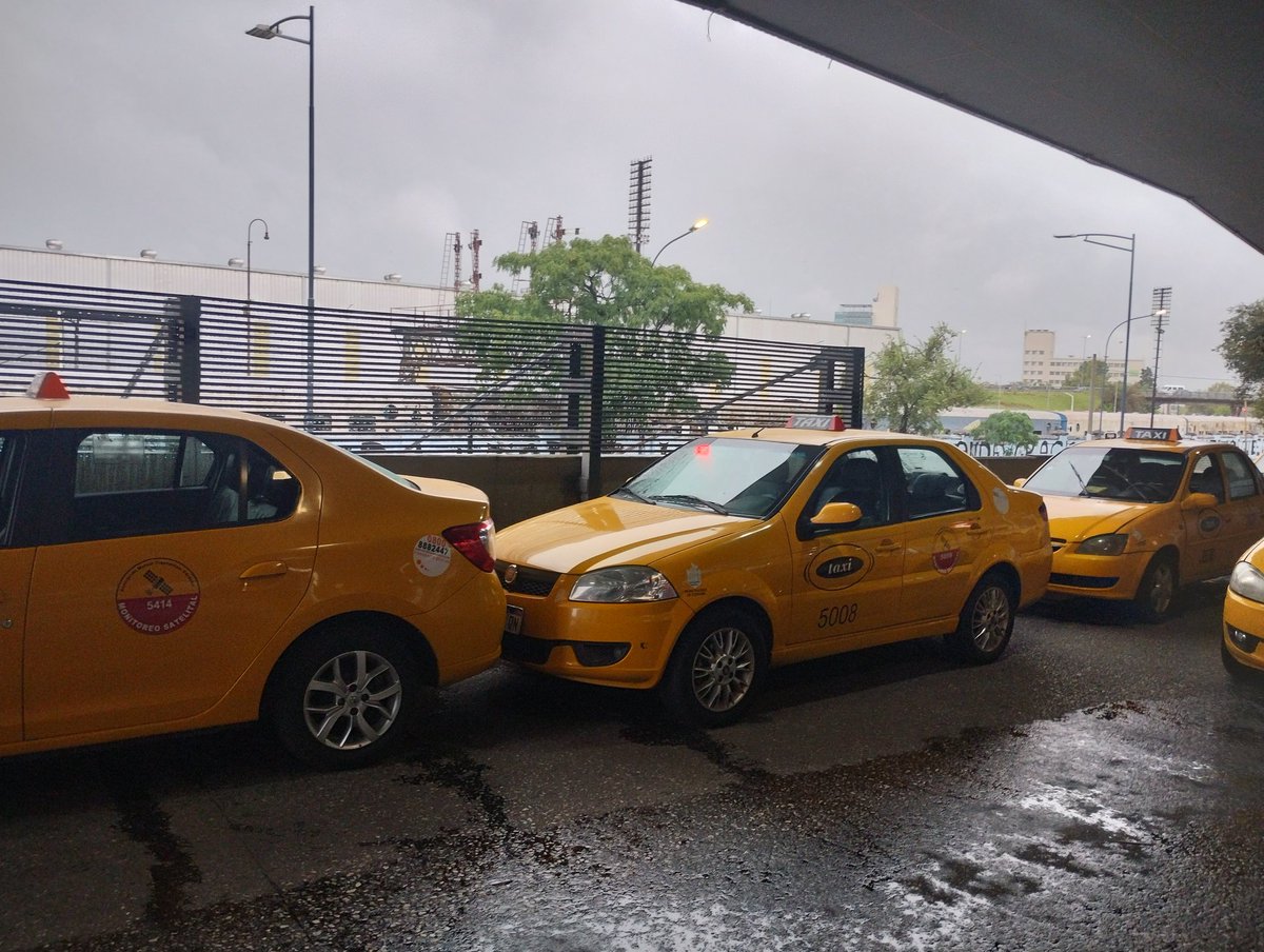 En plena tormenta y cuando más se los necesita, muchos taxistas  resguardan los coches en la terminal  y no trabajan .<a href="/andyferreyra/">Andy Ferreyra</a> <a href="/MuniCba/">Municipalidad de Córdoba</a> <a href="/MindeTransporte/">Ministerio de Transporte</a>