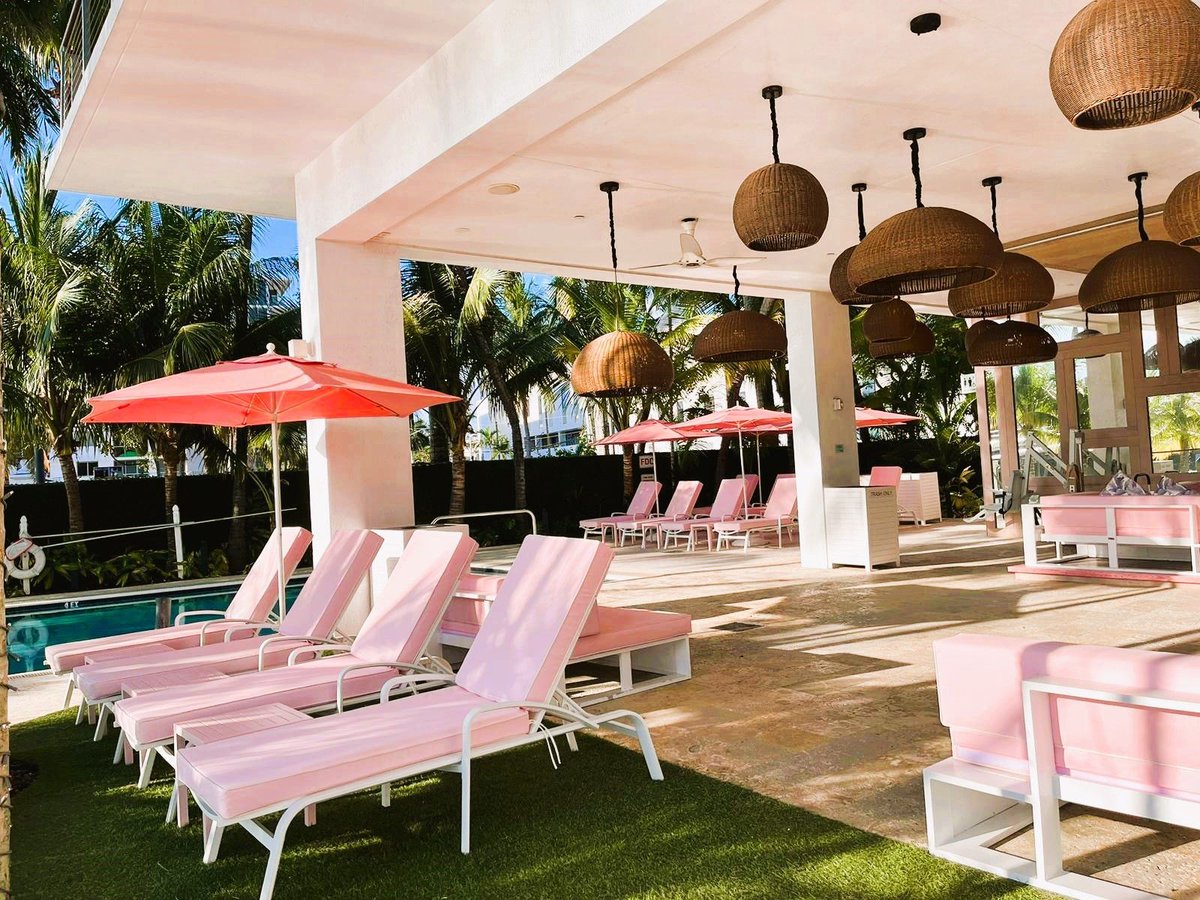 Lounging through spring #grandbayharbor style. buff.ly/2RQ1wVF

#miamispring #lounge #relax #poolside #waterfront #miamihotel