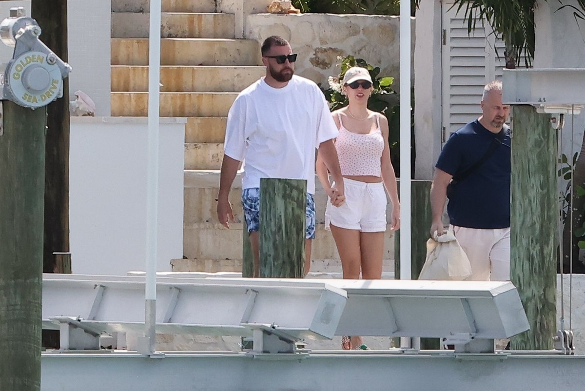 adoringts's tweet photo. Taylor Swift with Travis Kelce in Bahamas last wednesday (20).  

📸 More photos: https://t.co/OyuCgThJOn https://t.co/5yMRWKuArx