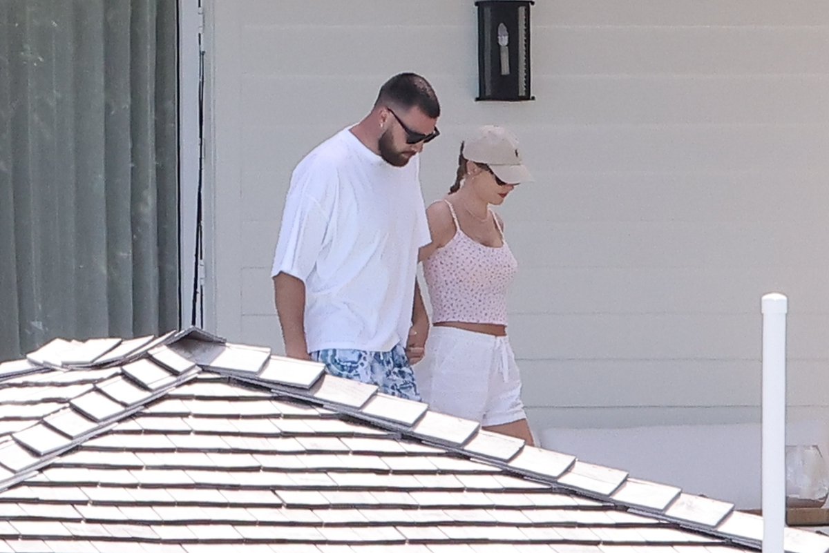 adoringts's tweet photo. Taylor Swift with Travis Kelce in Bahamas last wednesday (20).  

📸 More photos: https://t.co/OyuCgThJOn https://t.co/5yMRWKuArx
