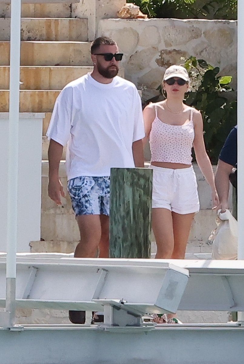adoringts's tweet photo. Taylor Swift with Travis Kelce in Bahamas last wednesday (20).  

📸 More photos: https://t.co/OyuCgThJOn https://t.co/5yMRWKuArx