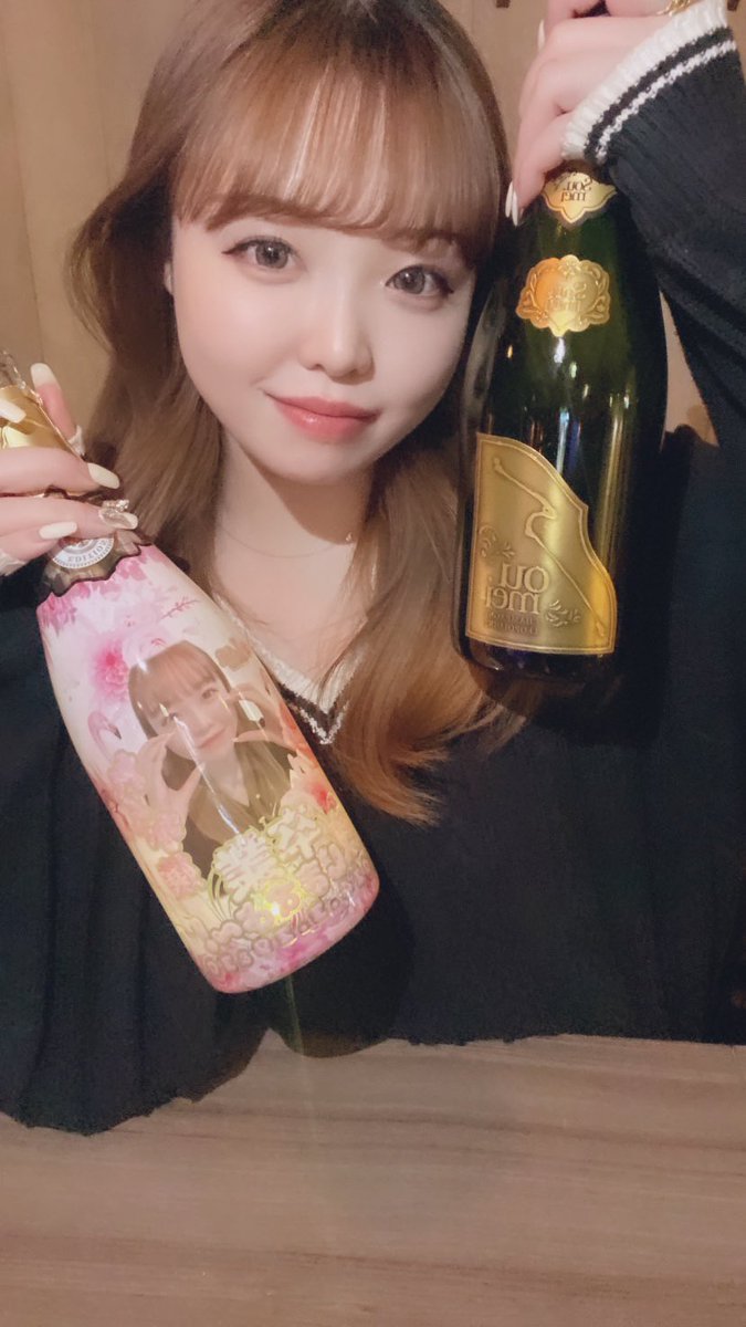 ife_p5's tweet photo. 卒業イベントの前祝いでソウメイとオリシャン頂いた🫶
嬉しかった〜🍾✨ https://t.co/7sBRlIekJm